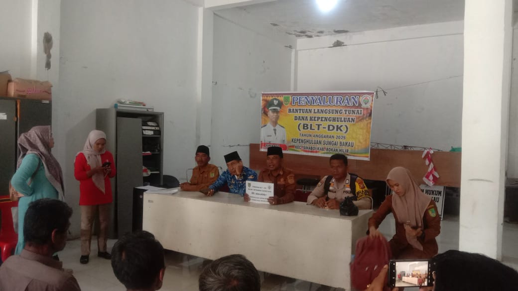 2025-10-28-salurkan-blt-desa-penghulu-sungai-bakau-harapkan-ekonomi-masyarakat-meningkat